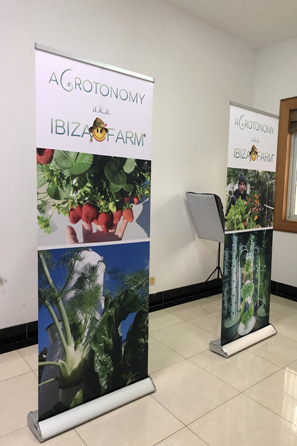 Hot Selling High Quality Foldable Deluxe Retractable Aluminum Roll Banner Stand